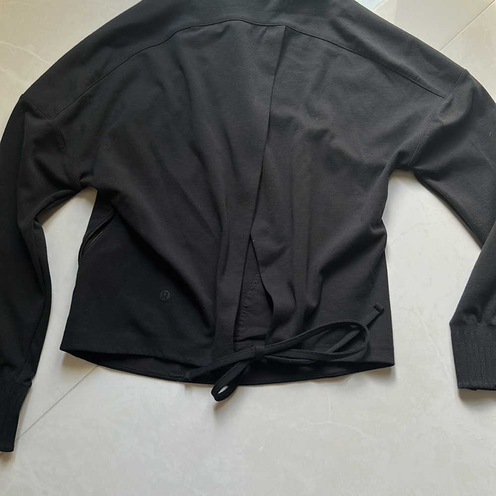Lululemon women’s cropped black hoodie